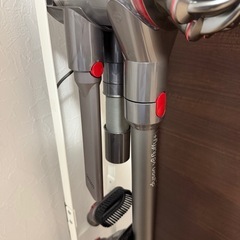 《収納スタンド付き》バッテリー交換済！ダイソン Dyson V8 Fluffy+ コードレススティッククリーナー の画像