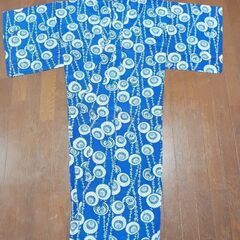 番傘がデザインされた単衣の着物（青色）の画像