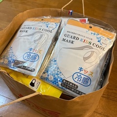 大量の子供用マスクの画像