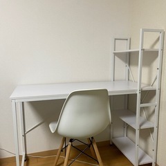 ラック付きデスクの画像
