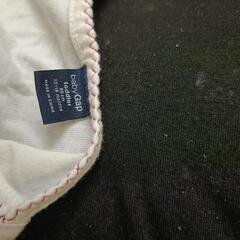 babyGap 白いタンクトップ 赤い花付きの画像