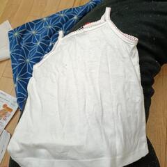 babyGap 白いタンクトップ 赤い花付きの画像