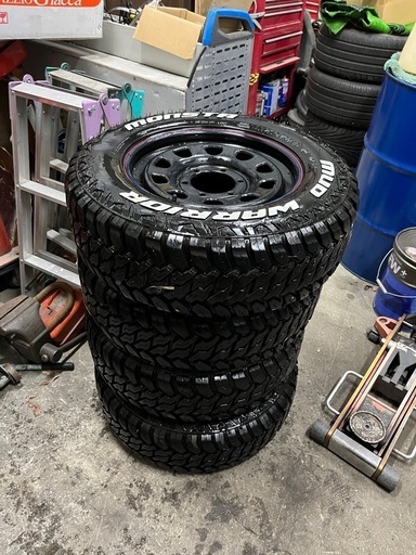 ハイエースサイズ、ブロックタイヤ、ホワイトレター　pcd139.7　215/70/R16 デイトナホイール