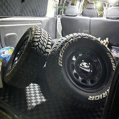 ハイエースサイズ、ブロックタイヤ、21年pcd139.7　215/70/R16 デイトナホイールの画像