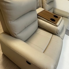 傷・汚れに強い合成皮革 3人用電動合皮テーブル付きリクライニングソファ(Nビリーバ 抗ウイルスNシールドBE)の画像