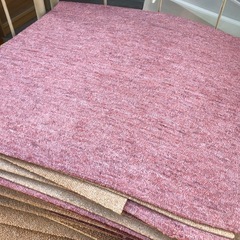 50cm×50cm 角型カーペットマット 1枚50円❣️ピンクとベージュ 全部で100枚くらいありますの画像