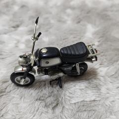 蛙といキリンの置物とバイク模型の画像