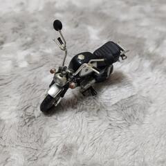 蛙といキリンの置物とバイク模型の画像
