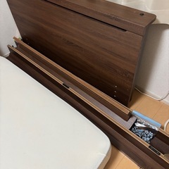 ダブルベッド　フレームとマットレスのセットの画像