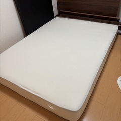 ダブルベッド　フレームとマットレスのセットの画像