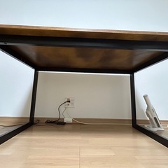 木目調テーブルの画像