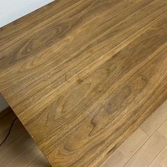 木目調テーブルの画像