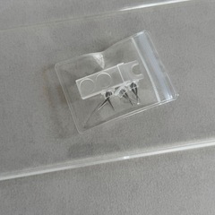 無印良品　壁に付けられるアクリルディスプレイ　コの字型の画像