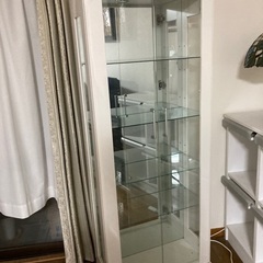 ガラス飾り棚の画像
