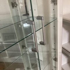 ガラス飾り棚の画像
