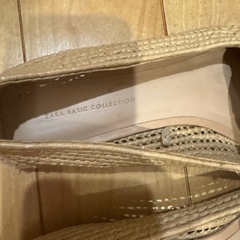 ZARA サイズ38(約24cm)ベージュフラットシューズの画像