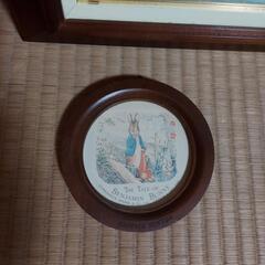 木製額縁入り油絵絵画とピータラビット写真入れの画像