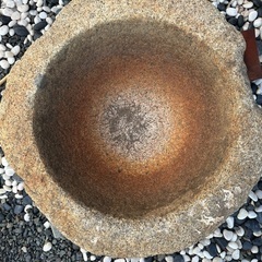 庭の石の水鉢の画像