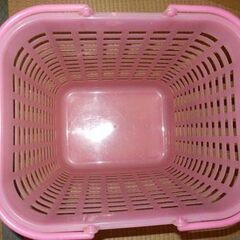 ピンクの洗濯物入かご　ケースの画像