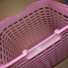 ピンクの洗濯物入かご　ケースの画像