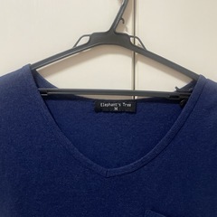 VネックTシャツの画像
