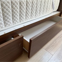 ベッドフレーム（クイーンサイズ）の画像