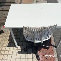 テーブルと椅子の画像