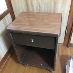 棚（低め・木製・濃ゆい茶色）（花台？ベッドサイド棚？）の画像