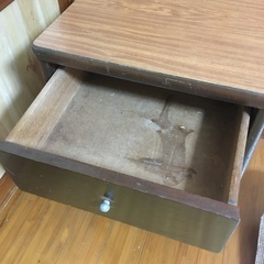棚（低め・木製・濃ゆい茶色）（花台？ベッドサイド棚？）の画像