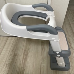 補助便座 子供 トイトレ 折りたたみ ステップ付き 踏み台 トイレトレーナー ソフトクッション付 高さ調節可能 アラウーノ対応 (グレー)の画像