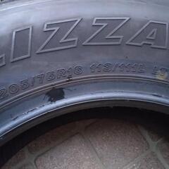 ２０５／７５Ｒ１６　１１３／１１１L　LＴ　ブリザックW９７９　６本　中古品　滋賀県高島市よりの画像