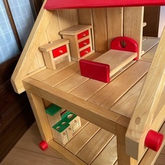 木製のドールハウスの画像