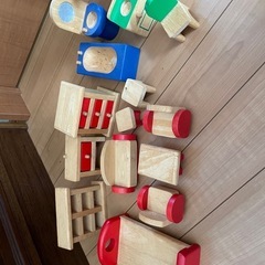 木製のドールハウスの画像