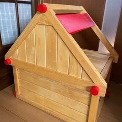 木製のドールハウスの画像