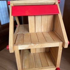 木製のドールハウスの画像