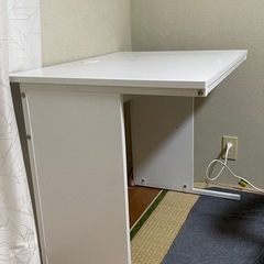 白デスクの画像