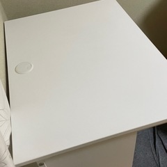 白デスクの画像