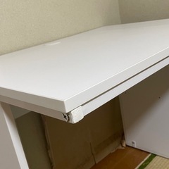 白デスクの画像