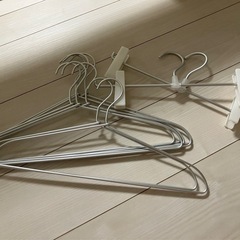 無印良品 アルミハンガー8本・アルミスカートハンガー2本の画像