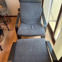 IKEA ポエング　ダークグレー ヘッドレスト付き椅子の画像