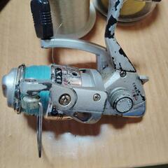 釣り糸と小型リールの画像
