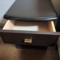 ベッドのサイドテーブルの画像