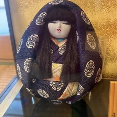 ガラスケース入り人形の画像