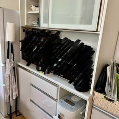 SHARP 6kg洗濯機、TOSHIBA冷蔵庫、食器棚の画像