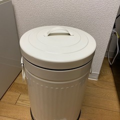 ニトリ　白ペダル式ゴミ箱の画像
