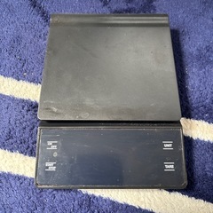電動コーヒーミルとキッチン測りと茶筅茶碗の画像