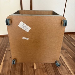 【IKEA】TINGBY ティングビー GREENキャスター付サイドテーブルの画像