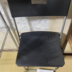 折りたたみ椅子の画像