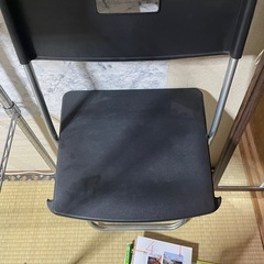 折りたたみ椅子の画像
