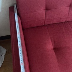 赤色ソファの画像